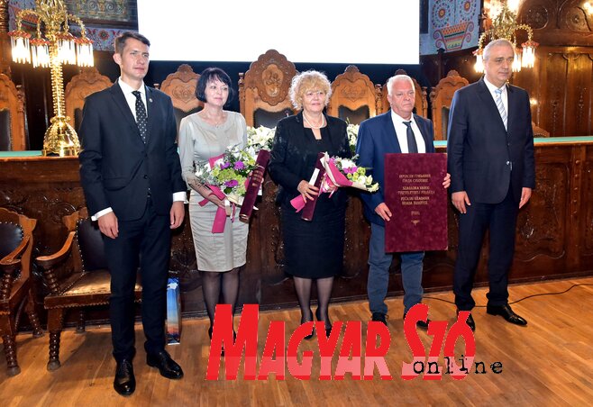 Dr. Pásztor Bálint, dr. Branka Milisavljević, Kabók Erika, Pálfi Gyula és Stevan Bakić (Fotó: Gergely Árpád) Dr. Pásztor Bálint, dr. Branka Milisavljević, Kabók Erika, Pálfi Gyula és Stevan Bakić (Fotó: Gergely Árpád)