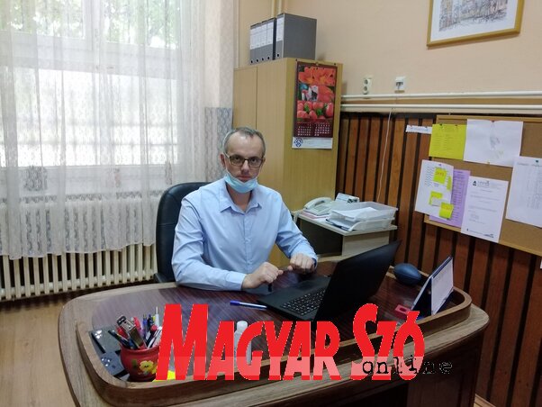 Szepesi Zoltán, a magyarkanizsai Jovan Jovanović Zmaj Általános Iskola igazgatója (Jenei Klementina felvétele) Szepesi Zoltán, a magyarkanizsai Jovan Jovanović Zmaj Általános Iskola igazgatója (Jenei Klementina felvétele)