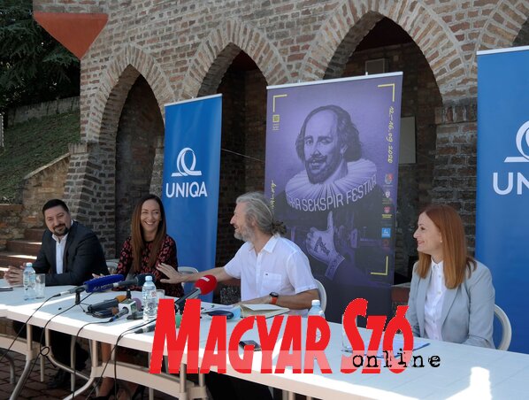 Vladimir Gak, Dragana Milošević, Nikita Milivojević és Sonja Marić a Stanković-villában megrendezett sajtótájékoztatón (Fotó: Bozsoki Valéria) Vladimir Gak, Dragana Milošević, Nikita Milivojević és Sonja Marić a Stanković-villában megrendezett sajtótájékoztatón (Fotó: Bozsoki Valéria)