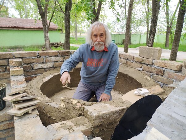 A falu szabadtéri kemencéjének építését Balázs József felügyeli (Barna Nóra felvétele)