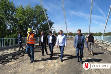 Igor Mirović megtekinti a felújítás alatt álló adai függőhidat  (Csincsik Zsolt felvétele)