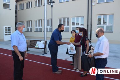 Az önkormányzat illetékesei átadják a csomagokat a tanítónőknek (Máriás Endre felvétele)