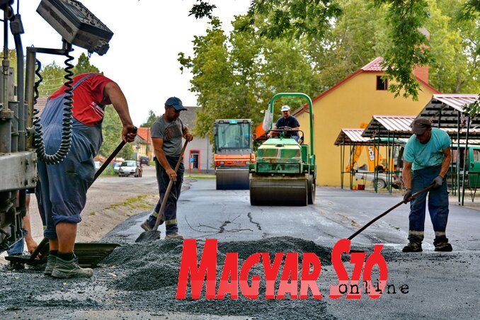 Munkálatok Bácskossuthfalva központjában (Fotó: Majláth Béla)