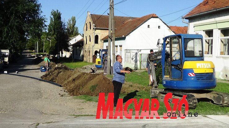 Mielőtt új réteget kapna az aszfaltút, kicserélik az ivóvízhálózat azbesztcsöveit (Fotó: Majláth Béla)