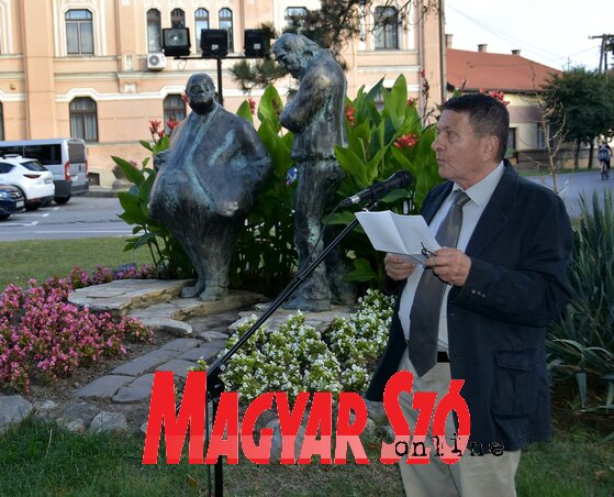 Bordás Győző a Koncz–Dobó-szoborpárosnál köszöntötte az írókat (Fotó: Gergely József) Bordás Győző a Koncz–Dobó-szoborpárosnál köszöntötte az írókat (Fotó: Gergely József)