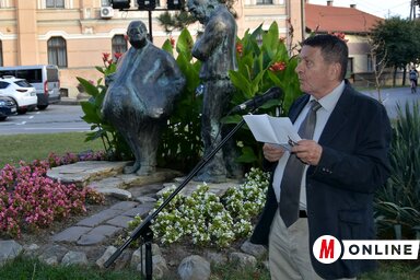 Bordás Győző a Koncz–Dobó-szoborpárosnál köszöntötte az írókat (Fotó: Gergely József)