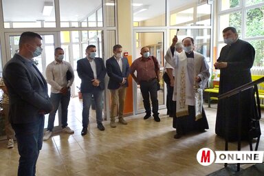 Ft. Szöllősi Tibor plébános megszenteli a főbejárat előcsarnokát (Góbor Béla felvétele)