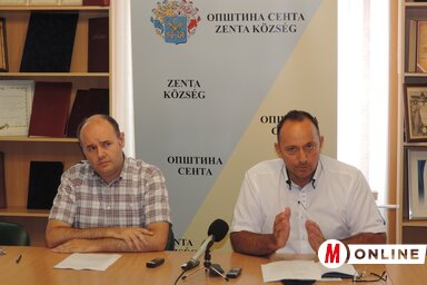 Hugyik Richárd és Juhász Attila a zentai önkormányzat sajtótájékoztatóján (Horváth Zsolt felvétele)