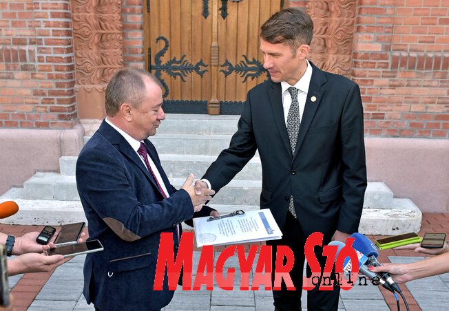 Bunford Tivadar átadja az alapítvány dokumentációját és a Zsinagóga kulcsát dr. Pásztor Bálintnak (Fotó: Gergely Árpád) Bunford Tivadar átadja az alapítvány dokumentációját és a Zsinagóga kulcsát dr. Pásztor Bálintnak (Fotó: Gergely Árpád)
