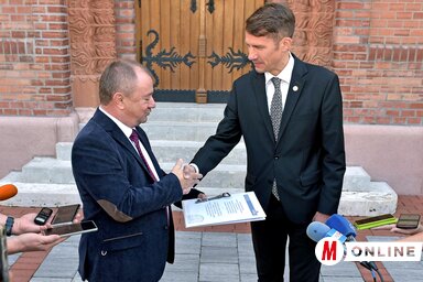 Bunford Tivadar átadja az alapítvány dokumentációját és a Zsinagóga kulcsát dr. Pásztor Bálintnak (Fotó: Gergely Árpád)
