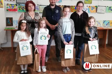Az Arcus rajzpályázatának díjátadóján készült felvétel a díjazottak egy csoportjával(Tóth Péter felvétele)