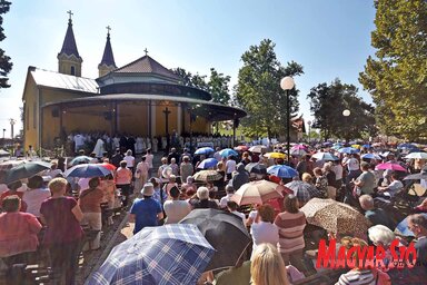 A doroszlói kegyhelyre a búcsú alkalmával évenként több mint tízezeren látogattak el. Felvételünk tavaly készült (Fotó: Gergely Árpád)