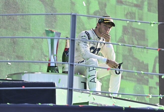 Pierre Gasly még a dobogó és a pezsgő után sem tudta elhinni szenzációs sikerét (Fotó: Beta/AP)