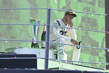 Pierre Gasly még a dobogó és a pezsgő után sem tudta elhinni szenzációs sikerét (Fotó: Beta/AP)