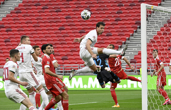 Sallai, Szalai Attila és Szalai Ádám a tizenhatoson belül: csak előbbinek jött össze a gólszerzés (Fotó: Beta/AP)