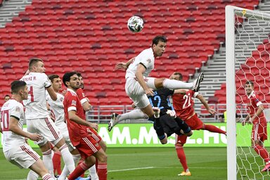 Sallai, Szalai Attila és Szalai Ádám a tizenhatoson belül: csak előbbinek jött össze a gólszerzés (Fotó: Beta/AP)