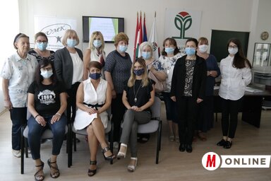 A újvidéki továbbképzésen részvevő tanítók az előadókkal (Fotó: Bozsoki Valéria)