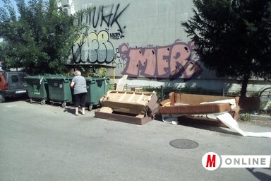 Egyértelmű, hogy a nagy bútordarabokat a munkások emelődaru nélkül nem tudják feldobni a kamionra (Szeli Balázs felvétele)