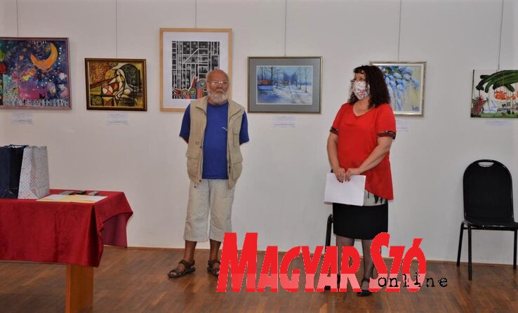 Zsáki István és Bábi Tomović Irena megnyitják a kiállítást, mögöttük a nyertes alkotások (Kazinczy Paszterkó Diana felvétele)