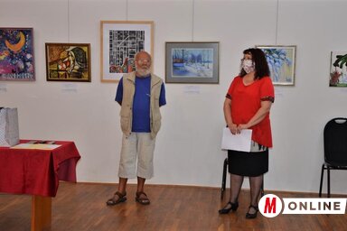 Zsáki István és Bábi Tomović Irena megnyitják a kiállítást, mögöttük a nyertes alkotások (Kazinczy Paszterkó Diana felvétele)