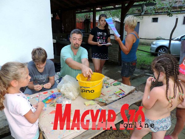 Bővíz Szilárd főszervező is leült a gyerekekkel alkotni