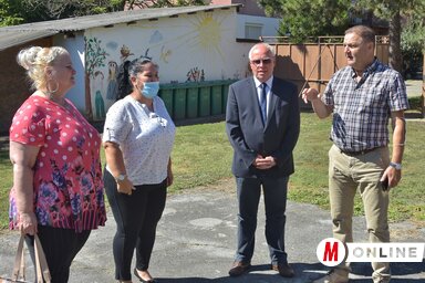 Gyömbér Stana, Danijela Števanov, Hajnal Jenő és Kormányos László a csókai óvoda udvarán (Gergely József felvétele)