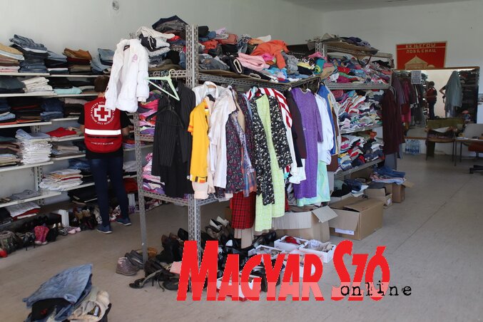 Csütörtökönként várja a rászorulókat a szeghegyi központi ruharaktár (Lakatos János felvétele)