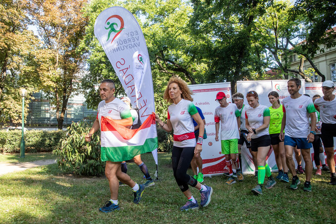 Potápi Árpád János, a Miniszterelnökség nemzetpolitikáért felelős államtitkára (elöl, b) és Gui Angéla, az esemény főszervezője (elöl, b3) az Egy vérből vagyunk jótékonysági futás rajtjánál Szegeden (Fotó: MTI/Rosta Tibor)