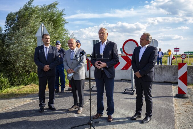Porn?ap?ti, 2020. szeptember 10.
Kontr?t K?roly, a Bel?gyminiszt?rium parlamenti ?llamtitk?ra (j2) besz?l, mellette Vargha Tam?s, a K?lgazdas?gi ?s K?l?gyminiszt?rium polg?ri h?rszerz?s?rt felel?s ?llamtitk?ra (j), Hende Csaba (b2) ?s Vigh L?szl?, a t?rs Porn?ap?ti, 2020. szeptember 10.
Kontr?t K?roly, a Bel?gyminiszt?rium parlamenti ?llamtitk?ra (j2) besz?l, mellette Vargha Tam?s, a K?lgazdas?gi ?s K?l?gyminiszt?rium polg?ri h?rszerz?s?rt felel?s ?llamtitk?ra (j), Hende Csaba (b2) ?s Vigh L?szl?, a t?rs