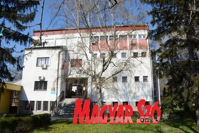 A szenttamási Svetozar Miletić Gimnázium és Közgazdasági Iskola (Paraczky László felvétele)