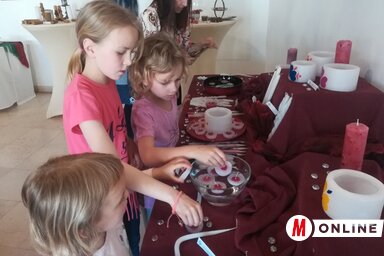 Az úszógyertyák kiállításánál gyerekek is segítettek (Fotó: Lukács Melinda)