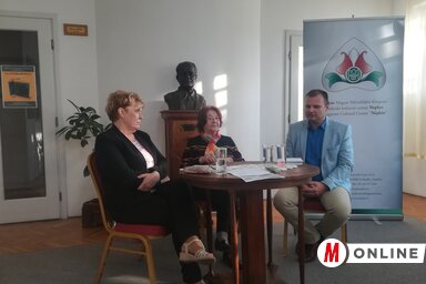 A könyvet a helyszínen megvásárolhatták az érdeklődők, a szerző dedikálta is (Fotó: Lukács Melinda)