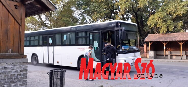Megoldódnak az utazó diákok gondjai (Kazinczy Paszterkó Diana felvétele) Megoldódnak az utazó diákok gondjai (Kazinczy Paszterkó Diana felvétele)