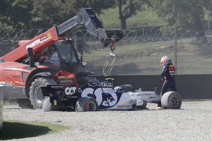 Monza csodabajnokának, Pierre Gaslynak az autóját emelik ki a salakágyból (Fotó: Beta/AP) Monza csodabajnokának, Pierre Gaslynak az autóját emelik ki a salakágyból (Fotó: Beta/AP)