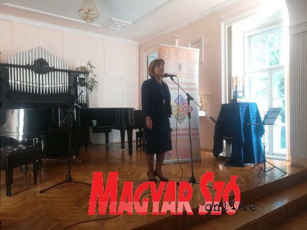 De Negri Ibolya köszöntötte az egybegyűlteket a Szabadkai Zeneiskolában (Fotó: Lukács Melinda) De Negri Ibolya köszöntötte az egybegyűlteket a Szabadkai Zeneiskolában (Fotó: Lukács Melinda)