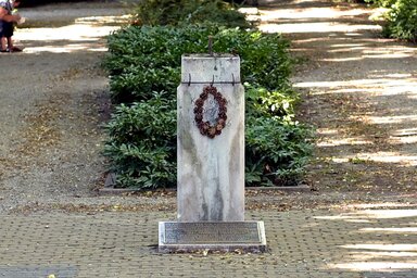 Kosztolányi Dezső mellszobrának csak a talapzata látható (Gergely Árpád felvétele)