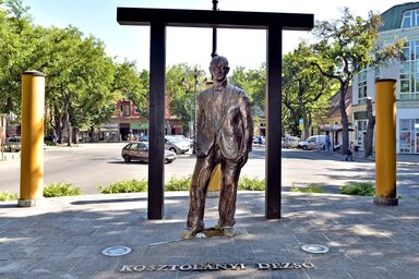 Az ifjú Kosztolányi Dezső egész alakos szobrát 2014-ben állították fel (Gergely Árpád felvétele)