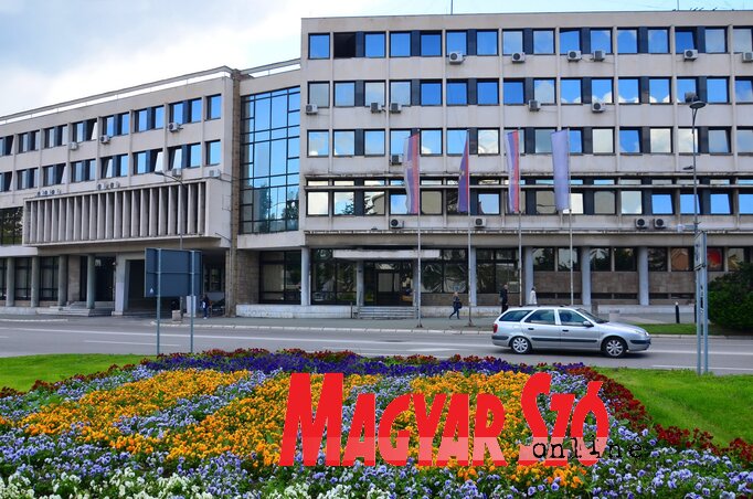 Hétfőn, szeptember 21-én összeül a városi képviselő-testület, a napirendi pontok között szerepel a polgármester, helyettese, valamint a városi tanács tagjainak a megválasztása is (Dávid Csilla illusztrációja)