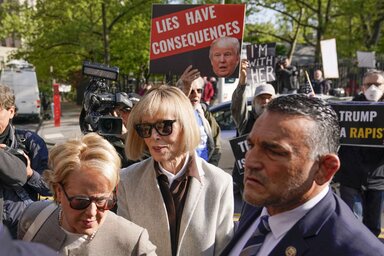 Trumpnak állítólag fogalma sincs, hogy kicsoda E. Jean Carroll – középütt, a bírósági tárgyalásra érkezőben (Fotó: Le Monde)