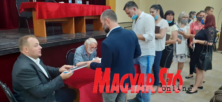 A kiadvány eladásából származó bevételt a 3+ Nagycsaládosok Egyesületének és a Családfa Egyesületnek ajánlották fel a szerzők (Kazinczy Paszterkó Diana felvétele) A kiadvány eladásából származó bevételt a 3+ Nagycsaládosok Egyesületének és a Családfa Egyesületnek ajánlották fel a szerzők (Kazinczy Paszterkó Diana felvétele)
