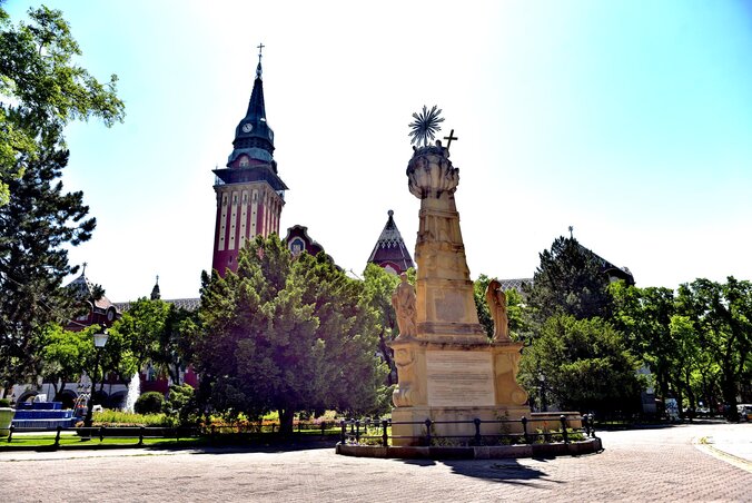 Szabadka legrégebbi köztéri szobrát, a Szentháromság-szobrot sem kímélték a vandálok (Gergely Árpád felvétele) Szabadka legrégebbi köztéri szobrát, a Szentháromság-szobrot sem kímélték a vandálok (Gergely Árpád felvétele)