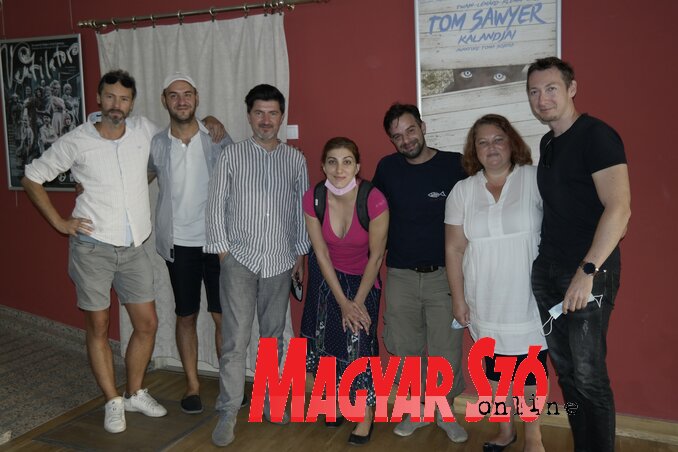 Káli Gergely, Pongó Gábor, Keresztes Attila, Sz. Elor Emina, Huszta Dániel, Figura Terézia és Klemm Dávid, a Parasztopera újvidéki alkotógárdája művészeinek egy csoportja (Fotó: Bozsoki Valéria) Káli Gergely, Pongó Gábor, Keresztes Attila, Sz. Elor Emina, Huszta Dániel, Figura Terézia és Klemm Dávid, a Parasztopera újvidéki alkotógárdája művészeinek egy csoportja (Fotó: Bozsoki Valéria)