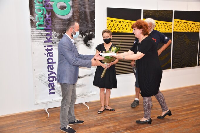 Gubik Korina átveszi a Nagyapáti Kukac Péter Díjat (Kazinczy Paszterkó Diana felvétele) Gubik Korina átveszi a Nagyapáti Kukac Péter Díjat (Kazinczy Paszterkó Diana felvétele)