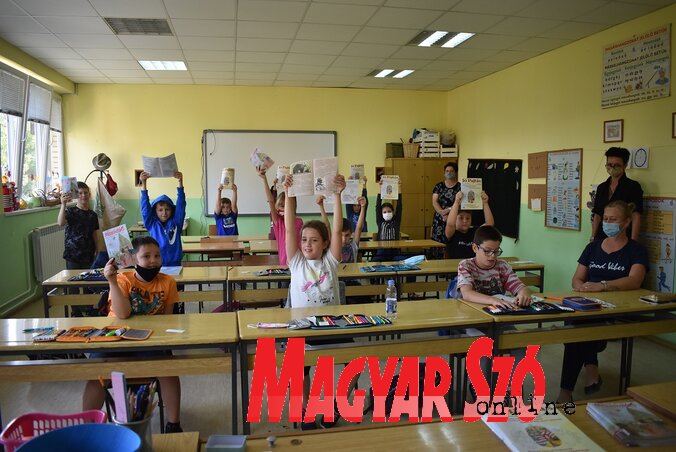Nagy volt az öröm a kiadványok kézbevételekor (L. Móger Tímea felvétele)