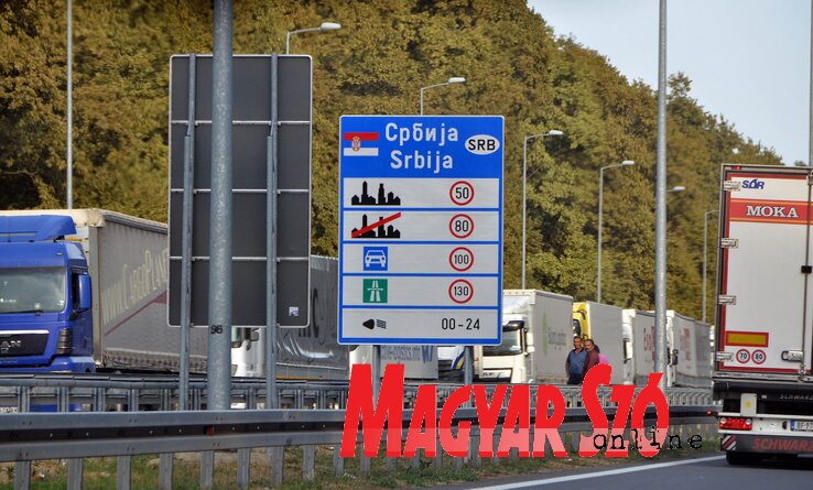 Sokan siettek haza az új rendelkezés életbe lépése előtt (Ótos András felvétele) Sokan siettek haza az új rendelkezés életbe lépése előtt (Ótos András felvétele)