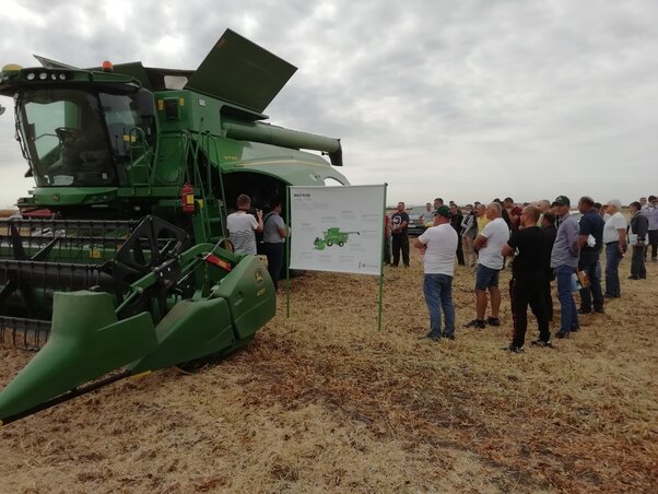 Több mint 50 vajdasági termelő volt kíváncsi a John Deere újításaira (Tóth D. Lívia felvétele)