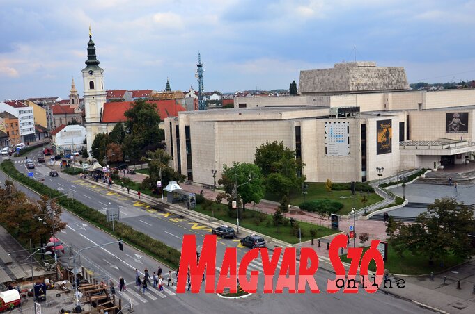 A Szerb Nemzeti Színház. Platója egyébként a gördeszkázók megszokott gyülekezőhelye A Szerb Nemzeti Színház. Platója egyébként a gördeszkázók megszokott gyülekezőhelye
