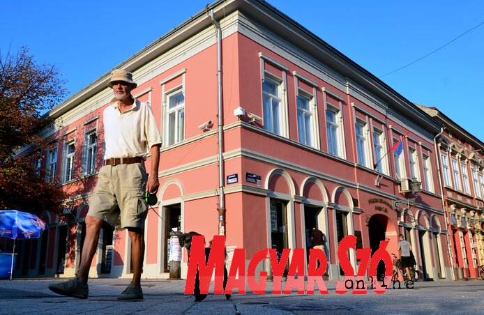 A Duna utca bejárata a városi könyvtár épületével A Duna utca bejárata a városi könyvtár épületével