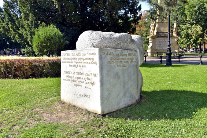 Sri Chinmoy verssorai négy nyelven, köztük magyarul is olvasható (Gergely Árpád felvétele) Sri Chinmoy verssorai négy nyelven, köztük magyarul is olvasható (Gergely Árpád felvétele)