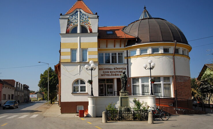 József Attila Könyvtár, Magyarkanizsa (Gergely József felvétele) József Attila Könyvtár, Magyarkanizsa (Gergely József felvétele)